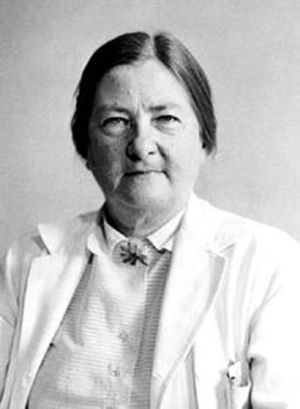 Dorothy H. Andersen (1901-1963; Carolina del Norte, EE.UU.), anatomopatóloga que describió la enfermedad denominándola «fibrosis quística del páncreas».