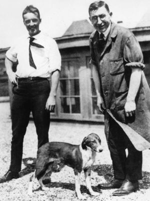 Frederich G. Banting (derecha) y Charles H. Best (izquierda) en la azotea de la Universidad de Toronto en 1922.