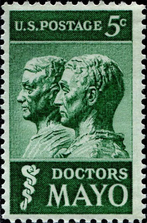 Sello postal que el United States Postal Service de EE. UU. imprimió, el 11 de setiembre de 1964, como homenaje a los hermanos William James y Charles Horace Mayo, fundadores de la Mayo Clinic de Rochester.