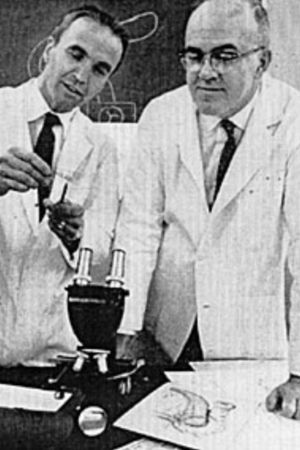Richard C. Lillehei (izquierda) y William D. Kelly, que el 16 de diciembre de 1966 realizaron el primer trasplante simultáneo de páncreas y riñón de donante de cadáver en la Universidad de Minnesota.