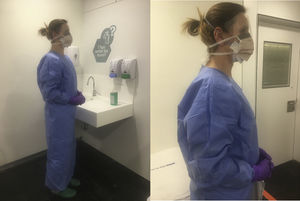 Equipo protector individual (EPI) para coronavirus. Consta de un par de guantes de nitrilo de manga larga sin polvo, bata larga impermeable, máscara FFP2 y máscara quirúrgica con pantalla completa. Esta lista de equipos de protección individuales se encuentra en revisión permanente dependiendo de la evolución y la nueva información disponible de la enfermedad de SARS-CoV-2.