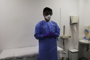 Solo en caso de que se vayan a producir aerosoles (administración de nebulizaciones, ventilación mecánica, fibrobroncoscopia, intubación orotraqueal, aspiración de secreciones, etc.) se requiere máscara FFP3 (con válvula de exhalación) y gafas de protección completa. Se recomienda que todo el material sea desechable. Si no se dispone de manga larga, utilizar la bata de aislamiento (verde) y añadir un delantal de plástico.
