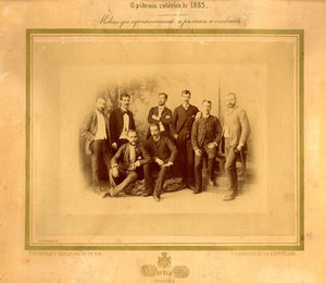 «Epidemia colérica de 1885» (Manuel Martínez de pie, el primero de la izquierda). Tomado de la RANM (www.bancodeimagenesmedicina.es).