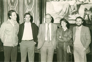 Sesión fundacional de la Sociedad Catalana de Medicina Familiar y Comunitaria 1983. De izquierda a derecha Joan Gené, Karlos Naberan, Julian Tudor Hart, Dolors Forés y Gonzal Foz (imagen cedida por la Sociedad Catalana de Medicina Familiar y Comunitaria).