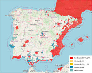 Mapa de presencia de Aedes albopictus en España. Rojo: indica que una población se considera establecida en al menos un municipio dentro de la unidad administrativa representada. Una especie se considera establecida cuando se han observado evidencia de reproducción e hibernación en la zona, o una presencia recurrente en el tiempo. Azul oscuro: indica que la especie ha sido introducida según mosquito Alert en zonas donde ECDC considera que la especie está ausente o no dispone de datos. Se considera que la especie ha sido introducida cuando se han detectado su posible presencia a partir de informes ciudadanos en los últimos 5 años. Fuente: Mosquito Alert (consultado 11 Nov 2024). Disponible en: https://map.mosquitoalert.com/species_distribution/es.