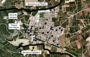Mapa de la localidad de Tous, indicando los principales lugares potenciales de transmisión vectorial y la localización de los casos notificados (en círculo).