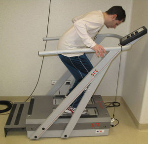 Posición de entrenamiento del paciente en la plataforma vibratoria Zeptoring® (Scisen GMBH, Alemania).