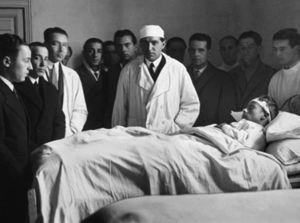 Pascual Iniesta Quintero (1908-1999), primero a la derecha de Gregorio Marañón (centro, con bata) pasando visita en el Hospital General hacia 1929.