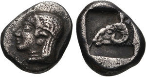 Moneda acuñada en Troas en el siglo V a. de C. Anverso: rostro perfilado de Apolo. Reverso: cabeza de carnero.
