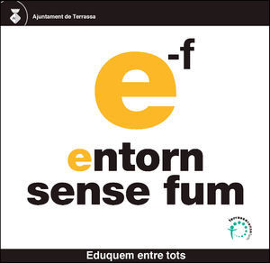 Cartel instalado en la fachada de las escuelas.