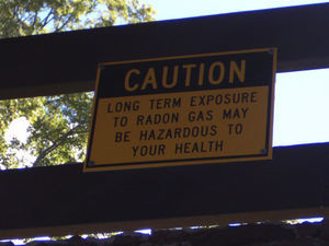 Cartel de advertencia a la entrada de una mina turística. Connecticut (EE.UU.), septiembre de 2006.