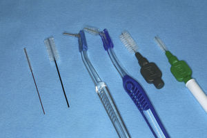 Selección de cepillos interdentales. Las empuñaduras son muy útiles en el caso de pacientes con una destreza manual disminuida. A las personas mayores se les puede recomendar cepillos con zonas de agarre para los dedos (primer y segundo cepillos empezando por la derecha).