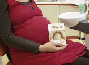 Las mujeres deberían acudir ya durante el embarazo a visitas odontológicas preventivas. En la cartilla odontopediátrica o de profilaxis, disponible en la mayoría de los Länder alemanes, se recomienda a las embarazadas acudir al menos a dos citas preventivas con el odontólogo. La primera visita del niño al odontólogo debe producirse en el momento de la erupción del primer diente temporal. La cartilla será entregada a la embarazada por su ginecólogo o por el odontólogo.