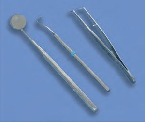 El juego básico de instrumental compuesto por el espejo, la sonda y la pinza portaalgodón también precisa una valoración del riesgo y una clasificación en grupos: la pinza pertenece al grupo B, cuyo acondicionamiento está sujeto a requisitos más estrictos, debido al estrechamiento del extremo del mango.