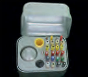 Tampoco es posible garantizar el mantenimiento de la esterilidad si los instrumentos se almacenan en bandejas o soportes sin en voltorio.