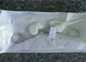 Los fórceps y las tijeras deben envasarse con las hojas abiertas para permitir que penetre el vapor de agua durante la esterilización.