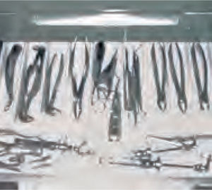 ¡Así no! Almacenar instrumentos quirúrgicos sin envoltorio está totalmente prohibido. A los pocos segundos de la esterilización su contaminación es muy probable y, después de haberlos guardado en un cajón sin envoltorio, es segura (!).