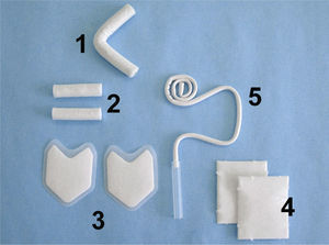 Medios auxiliares en la creación de un campo seco relativo: 1) rollo de algodón parotídeo, 2) rollos de algodón, 3) aislantes de saliva, 4) torundas de celulosa, 5) eyector de saliva.