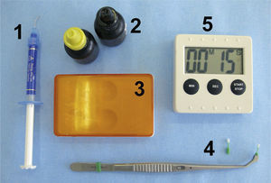 Material y medios auxiliares para el grabado del esmalte y la apli del adhesivo dentinario: 1) áci-do fosfórico en gel para grabado ácido, 2) adhesivo dentinario (primer y adhesi líquidos), 3) caja dispensadora para el adhesivo dentinario con tapa fotopro-tectora, 4) pinzas para microbrush para la aplicación y el cepillado de los adhe-sivos dentinarios, 5) cronómetro para el control de los tiempos de aplicación.
