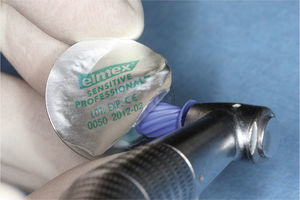 La pasta se aplica durante unos pocos segun- dos, y por regla general el efecto se manifiesta inmedia- tamente después de la aplicación.