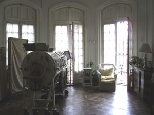 Habitación del Hogar Ferrer en Buenos Aires. En primer término puede verse el pulmón de acero.