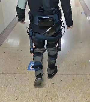 The patient with chronic obstructive pulmonary disease (COPD) wore the exoskeleton during practicing 6-minute walk test (6MWT).