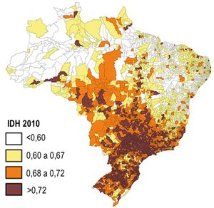Distribution of the levels of HDI (human development index) in 2010 5570 Brazilian municipalities (Moran’s I = 0.74; p < 0.01).