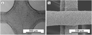 SEM image of the intersection of fibres deposited orthogonally in different layers under (a) low and (b) high UV exposure.