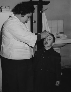 Campaña de vacunación antipoliomielitis en la segunda mitad del siglo xx. © 2010 Colección Museo Nacional de Medicina. Facultad de Medicina, Universidad de Chile.