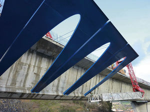 Viaducto principal. Vista inferior de los jabalcones durante montaje.