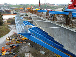 Main viaduct. Side and front view of the braced box girders.
