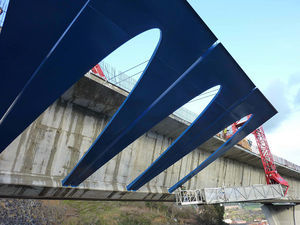 Main viaduct. Lower view of the braced box girders during assembly.
