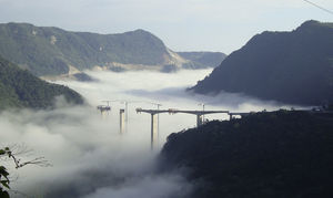 Vista general del valle en una mañana de niebla.