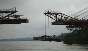 Construcción de tablero de dovelas con carro en voladizo (puente sobre el río Napo, Ecuador).