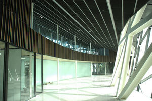 Vista del interior del edificio en la que puede apreciarse la celosía interior y las dos alineaciones de soportes interiores.