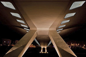 Vista inferior nocturna del puente y la iluminación desde jabalcones.