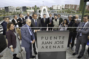 Inauguración de la placa renombrando la estructura como «Puente Juan José Arenas».