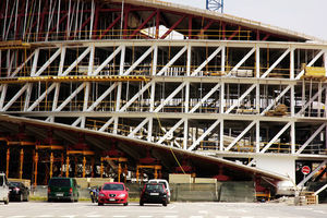 Side view of the outer truss during construction of the structural roof slab: note that the diagonals remain straight at the junction with bottom and roof slabs.