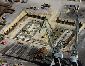 Imagen aérea de la excavación para la ejecución del encepado de la pila 13 (pilono principal en muelle de La Cabezuela).