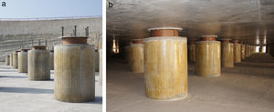Aisladores sísmicos sobre pedestales de hormigón, antes y después del hormigonado de la losa superior.