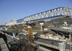 Viga de lanzamiento, de 120m de longitud, con el extremo frontal en voladizo.