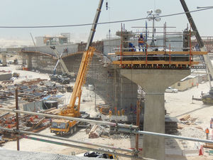 Vista frontal del puente en construcción.