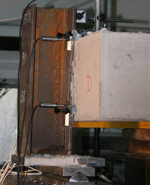 Detail of support in beam-to-column test