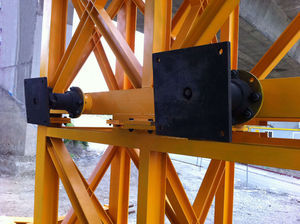 Bumpers fitted with spherical hinges and regulation screw spindle.