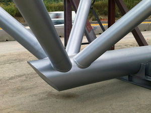 Joint on one of the ends of the lower chord of the latticework.