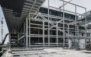 Estructura metálica exterior y escaleras de evacuación.