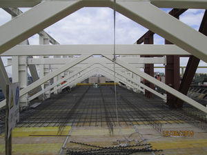 Bancadas integradas en la estructura de cubierta.