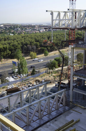 Puente norte pre-montado a la espera de izarse.