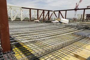 Placement of reinforcement and pre-stressed bonded flat shafts (3 chords/sheath). Block floors.
