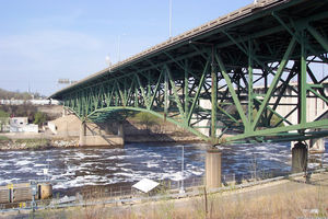 Vista del tramo principal del puente antes de su colapso.